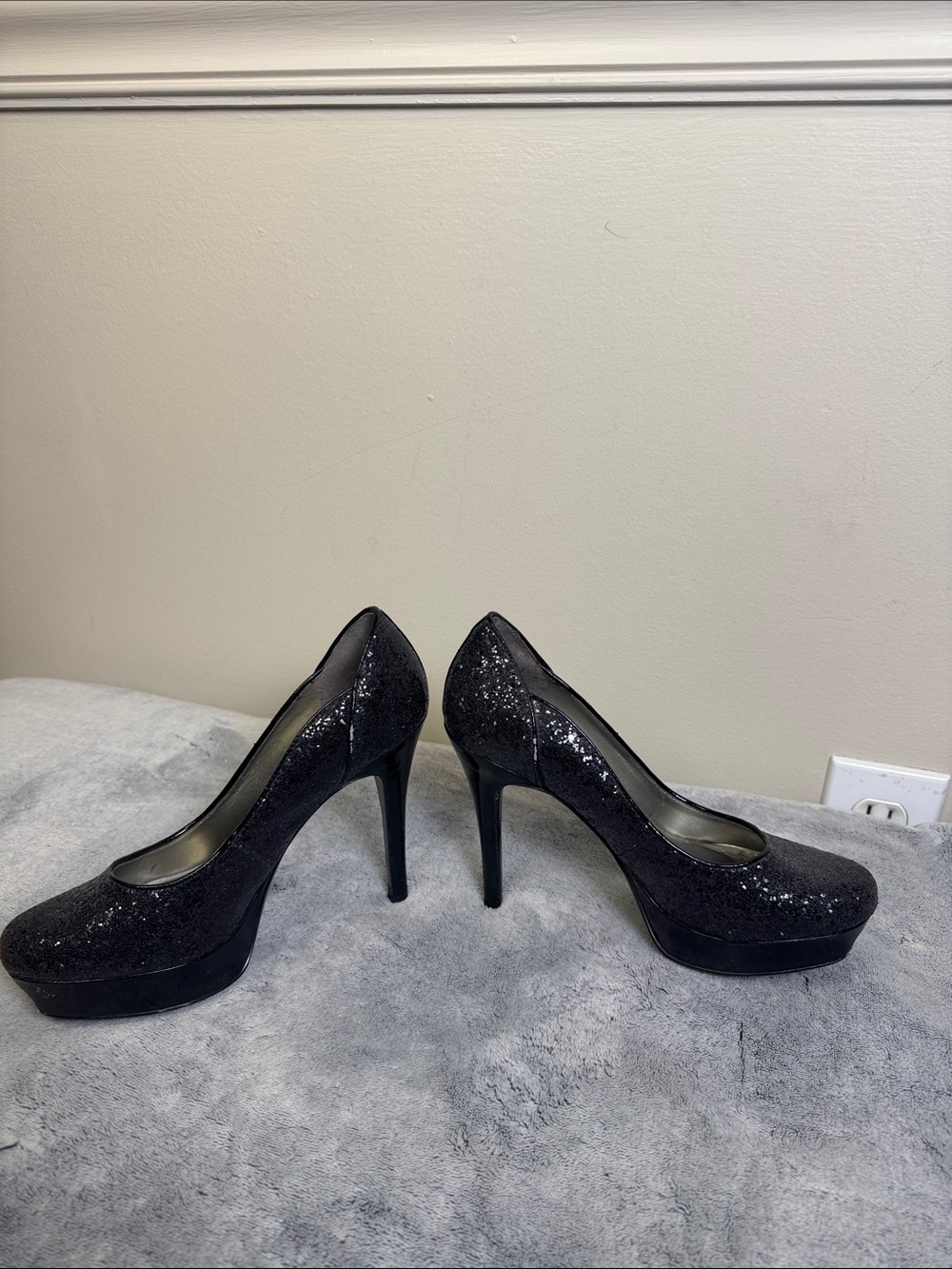 Guess Black Glitter Sparkly Platform Pumps Heels (Size 6.5) - Picture 5 of 12